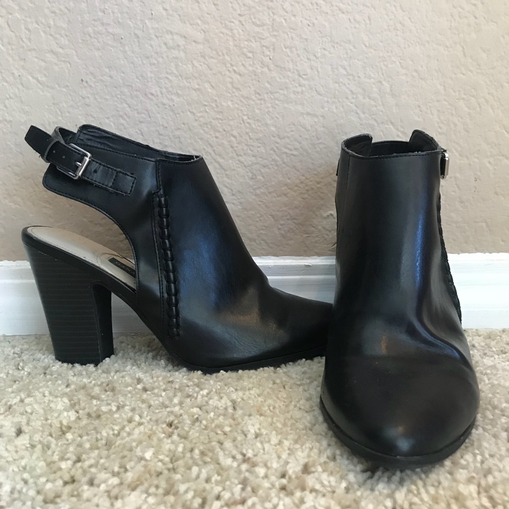 Sexy Dana Buchman black booties